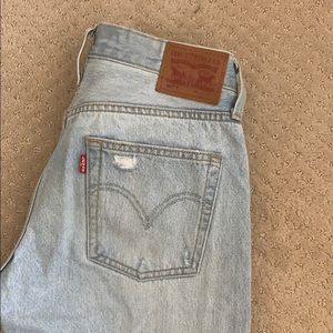 Straight leg distressed LEVI Jeans